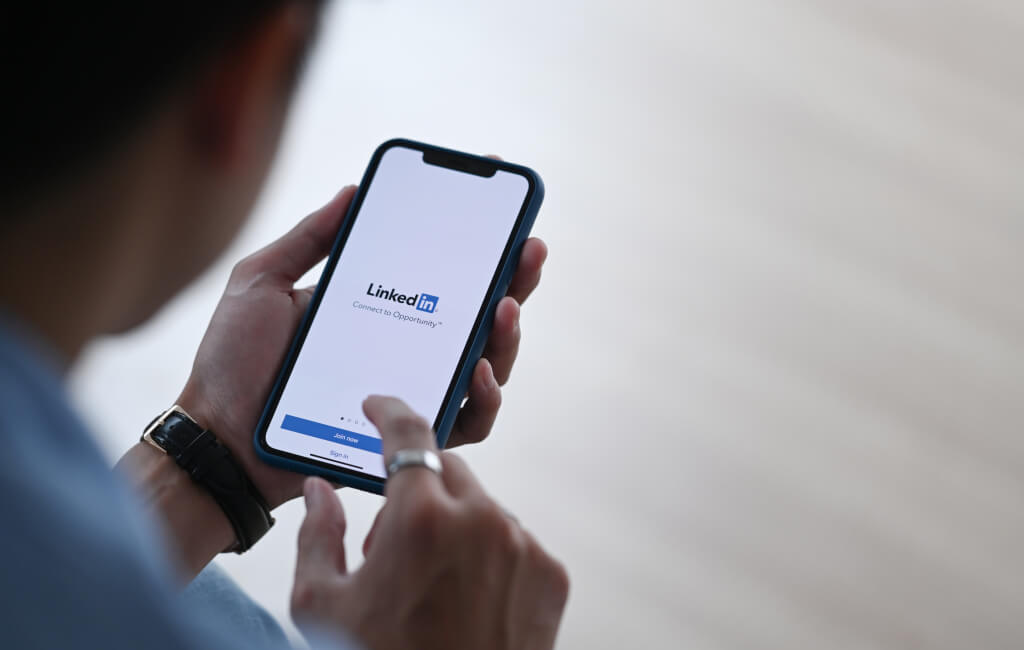 LinkedIn app on phone | Automate LinkedIn ads
