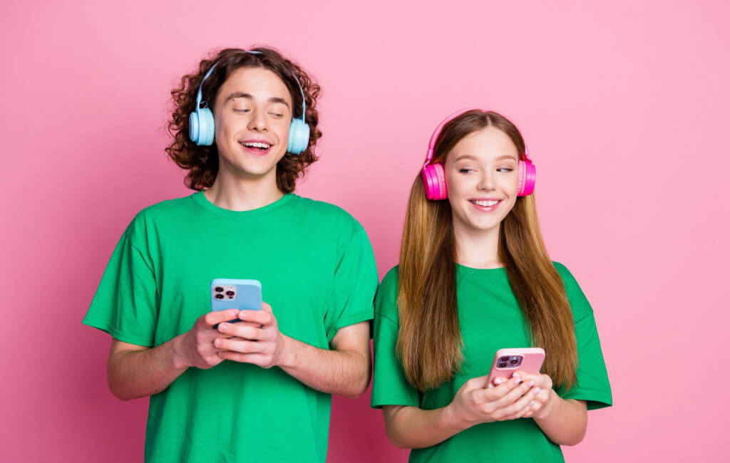 A man and woman listening to music | Spotify’s North Star Metric