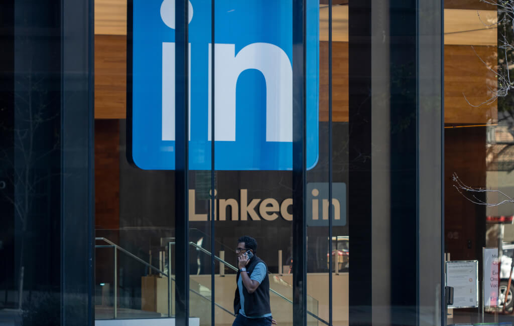LinkedIn building | Automate LinkedIn ads